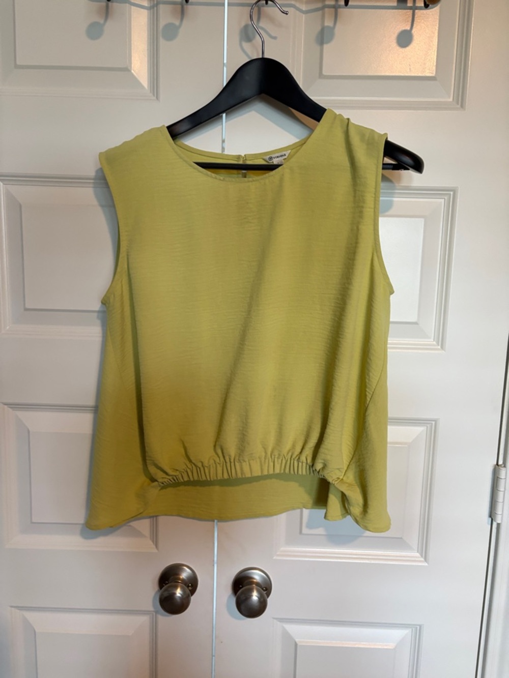 Versona Sleeveless Elastic-Hem Tank in Light Green